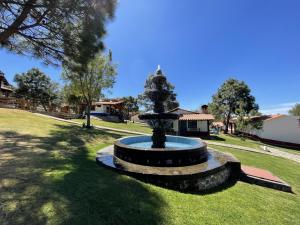 Taman di luar cabañas Mazzatl jacuzzy