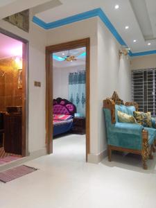 Stunning 1-Bed Apartment in Dhaka close to airport في داكا: غرفة معيشة مع أريكة ومرآة
