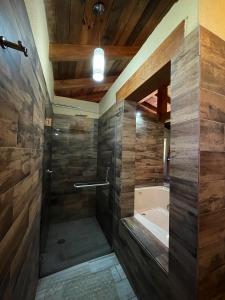 Bilik mandi di cabañas Mazzatl jacuzzy