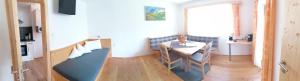 ein Esszimmer mit einem Tisch und Stühlen in einem Zimmer in der Unterkunft Gästehaus Braunegger in Oetz