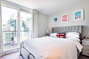 a bedroom with a bed and a large window at Luxury Panoramic 3 bed with private terrace in London