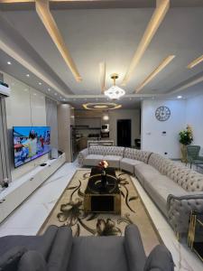 Cecilia Homes في ليكى: غرفة معيشة كبيرة مع كنب وتلفزيون بشاشة مسطحة