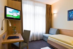 TV a/nebo společenská místnost v ubytování City Partner Hotel Berliner Hof