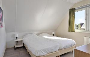 Ένα ή περισσότερα κρεβάτια σε δωμάτιο στο 3 Bedroom Cozy Home In Vlagtwedde