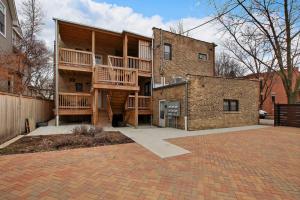 Un gran edificio de ladrillo con balcones. en Comfortable & Furnished Studio Apt with Wi-Fi - Magnolia CH, en Chicago