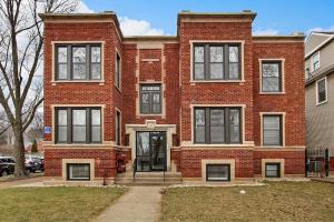una casa de ladrillo rojo con ventanas negras y una puerta en Comfortable & Furnished Studio Apt with Wi-Fi - Magnolia CH, en Chicago