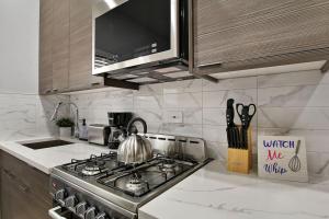 y cocina con fogones y hervidor de agua. en Comfortable & Furnished Studio Apt with Wi-Fi - Magnolia CH, en Chicago 4 fotos más