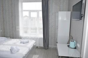 Rúm í herbergi á Hotel Elit