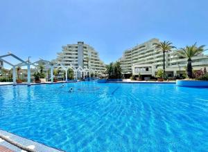 Bazén v ubytovaní EL ESTUDIO DE LA PLAYA BENALBEACH Holidays Paradise alebo v jeho blízkosti