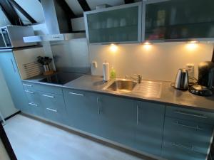 una cocina con armarios azules y fregadero en Frankenau 36, en Frankenau