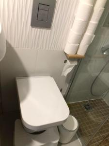 Kúpeľňa v ubytovaní F2 équipé, 15mn de Paris, parking, climatisation