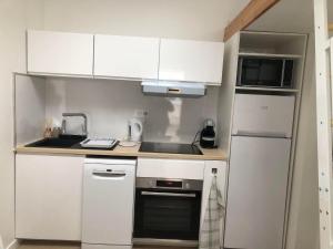 Kuchyňa alebo kuchynka v ubytovaní F2 équipé, 15mn de Paris, parking, climatisation