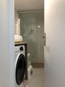 Kúpeľňa v ubytovaní F2 équipé, 15mn de Paris, parking, climatisation