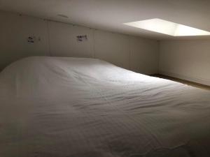 Posteľ alebo postele v izbe v ubytovaní F2 équipé, 15mn de Paris, parking, climatisation