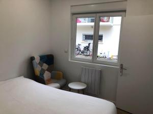 Posteľ alebo postele v izbe v ubytovaní F2 équipé, 15mn de Paris, parking, climatisation