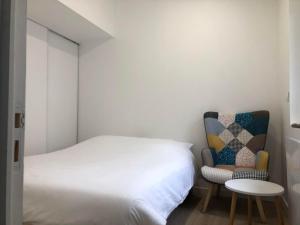 Posteľ alebo postele v izbe v ubytovaní F2 équipé, 15mn de Paris, parking, climatisation