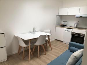 Kuchyňa alebo kuchynka v ubytovaní F2 équipé, 15mn de Paris, parking, climatisation