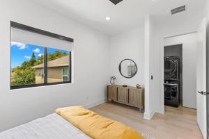Ένα ή περισσότερα κρεβάτια σε δωμάτιο στο Tampa Getaway Cozy Retreat Near Downtown