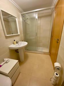 W łazience znajduje się prysznic i umywalka. w obiekcie TuristHome Greco w mieście Sarria