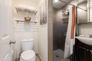 La salle de bains est pourvue de toilettes, d'un lavabo et d'une douche. dans l'établissement Private Guesthouse - Los Angeles, à Los Angeles