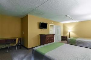 Postel nebo postele na pokoji v ubytování LoneStar Inn and Suites