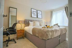 a bedroom with a bed and a desk and a chair at Lowndes House - Close to City Centre - Garden, Free Parking and Smart TV by Yoko Property in Milton Keynes