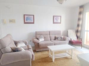 - un salon avec un canapé et une table dans l'établissement INMOGEST - Apartamento Mar Golondrinas - Parking free, à Benalmádena