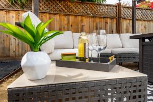 una mesa con una planta y copas de vino. en Private Guesthouse - Los Angeles, en Los Ángeles