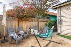 un patio con 4 sillas y una hamaca en Private Guesthouse - Los Angeles, en Los Ángeles