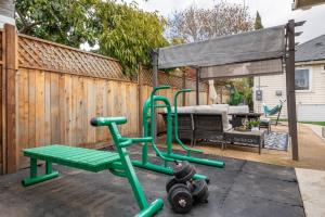 un parque infantil en un patio trasero con una valla de madera en Private Guesthouse - Los Angeles, en Los Ángeles