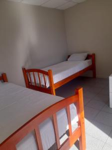 um quarto com 2 beliches e uma cama em CasaLeon em Mejillones