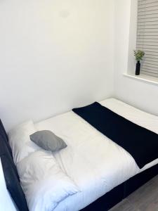 Modern 2 bed flat near Tottenham Hotspur Stadium 객실 침대