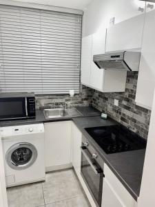 Dapur atau dapur kecil di Modern 2 bed flat near Tottenham Hotspur Stadium