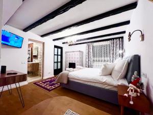 1 dormitorio con cama grande y ventana grande en Blaje, en Breaza de Jos