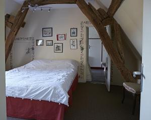 מיטה או מיטות בחדר ב-Gîte du Presbytère de L'Abbé L'Hermina