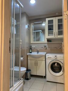 A bathroom at Taksim House Suites