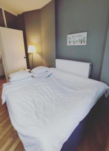 A bed or beds in a room at Pamela's house "private pool and spa"