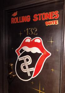 un cartel de piedras rodantes en una puerta con la lengua de las piedras rodantes en Trumbull and Porter - Detroit Downtown en Detroit