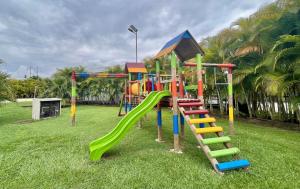 un colorido parque infantil con un tobogán y una escalera en Casa en Anapoima Estilo Mediterráneo en Anapoima