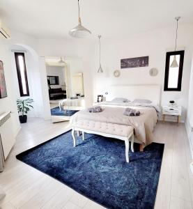 ブカレストにあるVilla Imola in Old Cityの白いベッドルーム(大型ベッド1台、青いラグ付)