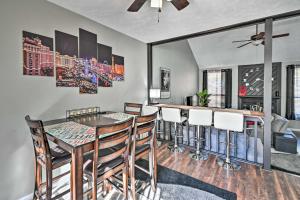 uma sala de jantar com uma mesa e um bar em Updated Fayetville Townhome-Away-From-Home with Yard em Fayetteville