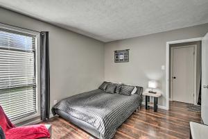 1 dormitorio con cama y ventana en Updated Fayetville Townhome-Away-From-Home with Yard en Fayetteville