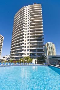 un gran edificio con piscina frente a un edificio en Surfers International Apartments, en Gold Coast