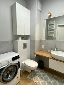 ein Badezimmer mit Waschmaschine in der Unterkunft Apartament Lawendowe Wzgórze in Danzig