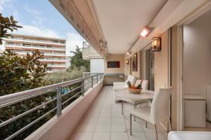 - Balcón con sillas y mesa en un edificio en croisette3bedroomterrasse, en Cannes