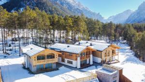 - une vue aérienne sur une maison dans la neige dans l'établissement Les Ciases Chalets Dolomites, à San Vigilio Di Marebbe