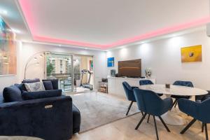 sala de estar con sofá y mesa en croisette3bedroomterrasse, en Cannes