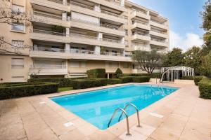 una piscina frente a un edificio en croisette3bedroomterrasse, en Cannes