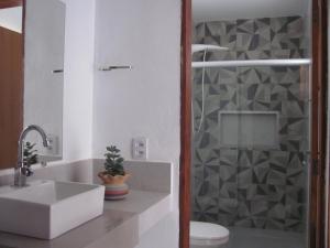 y baño con lavabo, aseo y ducha. en HS Residence 1, en Itacaré