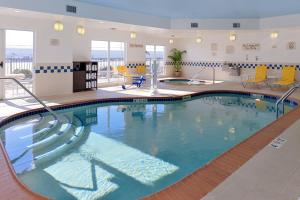 una gran piscina en una habitación de hotel en Fairfield Inn & Suites Bloomington, en Bloomington